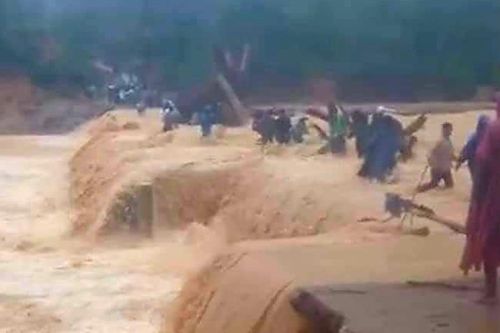 Nam thanh niên cứu 3 phụ nữ bị lũ cuốn khi mang hàng cứu trợ về nhà