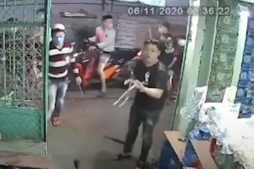 Truy bắt nhóm côn đồ truy sát người đàn ông ngay trước cửa nhà