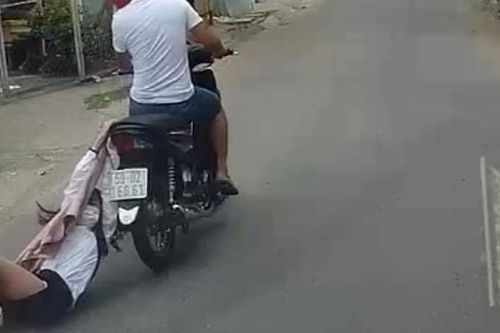 Bắt tên cướp kéo lê cô gái trẻ nhiều mét trên phố ở TP.HCM