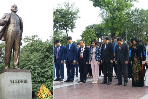 Lãnh đạo thành phố Hà Nội đặt hoa tưởng niệm tại Tượng đài V.I.Lênin