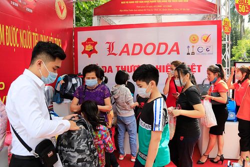 Nhộn nhịp không gian mua sắm hàng Việt Nam