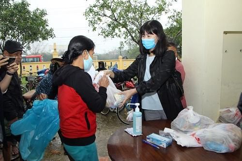 Khám chữa bệnh, tặng quà nhân dân vùng lũ ngập sâu của Thừa Thiên Huế