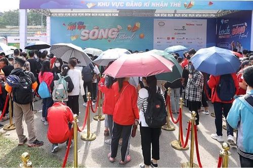 Các bạn trẻ 'đội nắng' trải nghiệm Sóng Festival, BTC phát thêm 1.000 thẻ chip miễn phí