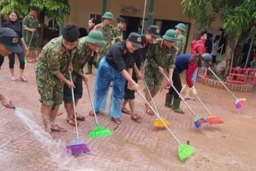 Bộn bề sau lũ