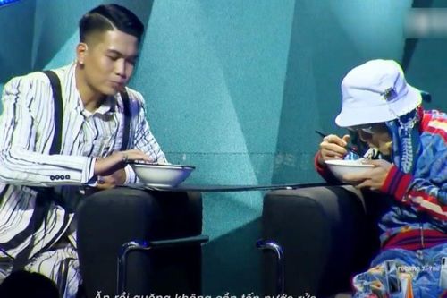 DJ Trang Moon mời giám khảo King of Rap ăn hủ tiếu trên sân khấu