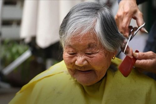 6 thập kỷ đi cắt tóc miễn phí của ông cụ 80 tuổi