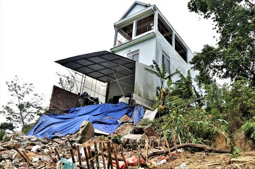 Nhà dân 'chờ sập' bên bờ kè sạt lở