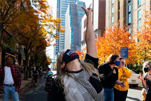 Zing từ Mỹ: Người ủng hộ ông Biden tại New York tràn ra đường ăn mừng