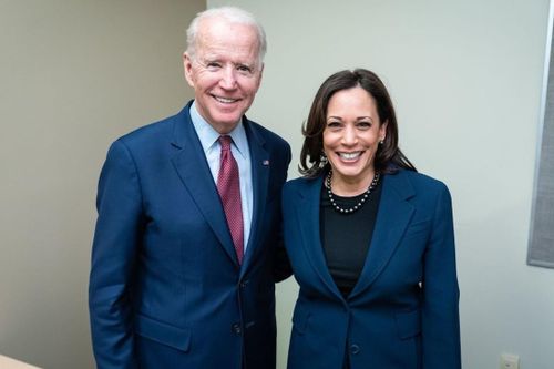 Ẩn ý chính trị trong trang phục của bà Kamala Harris