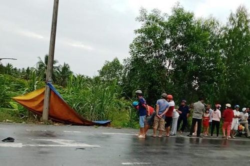 Tai nạn giao thông mới nhất hôm nay 8/11: Xe đầu kéo chở xi măng lao xuống ruộng, tài xế bị đè chết trong ca bin