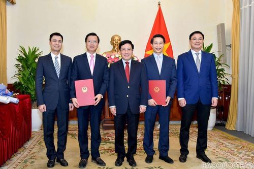 Phó Thủ tướng, Bộ trưởng Bộ Ngoại giao trao quyết định bổ nhiệm nhân sự mới