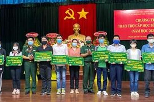 Bộ đội Biên phòng: Trao trợ cấp học bổng tặng học sinh, sinh viên hiếu học