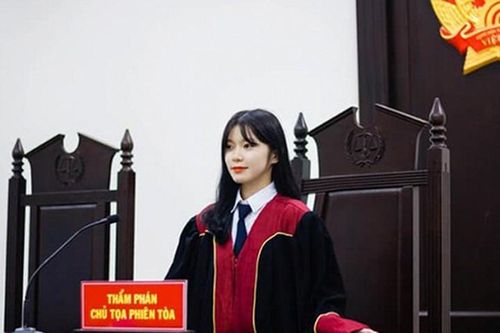 Khoác áo Thẩm phán, nữ sinh Học viện Tòa án 'gây sốt'