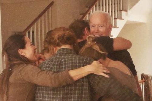 Bức ảnh ăn mừng chiến thắng của gia đình ông Joe Biden gây bão mạng xã hội