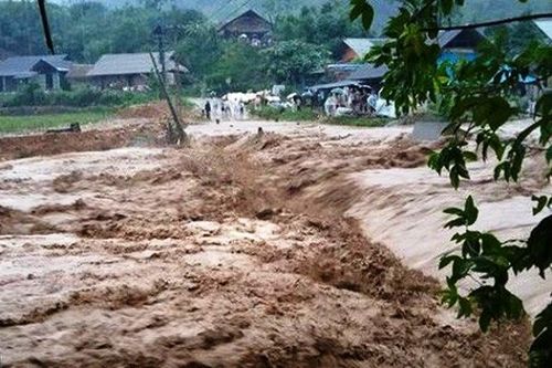 Miền Trung đối mặt 2 đợt mưa lớn, cần cảnh giác với lũ quét và sạt lở đất