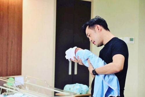 Khoảnh khắc chăm con cực khéo của những bố bỉm sữa Vbiz