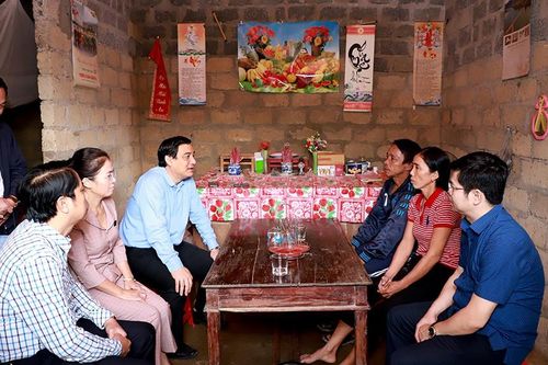 Văn phòng Trung ương Đảng thăm, tặng quà đồng bào bị ảnh hưởng do mưa lụt tại Nghệ An