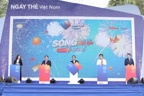 Giới trẻ trải nghiệm thẻ ngân hàng hiện đại
