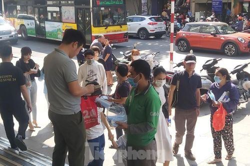 Khẩu trang dạo đắt hàng trên phố đi bộ Hồ Hoàn Kiếm