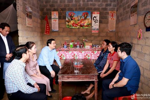 Lãnh đạo Văn phòng Trung ương Đảng thăm, tặng quà đồng bào bị ảnh hưởng do mưa lụt ở Nghệ An