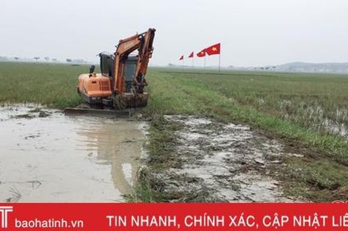 Nông dân Hà Tĩnh phá bỏ bờ vùng, bờ thửa, khởi động sản xuất vụ xuân