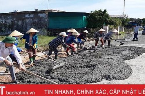 Người dân Hà Tĩnh tập trung khắc phục hậu quả lũ lụt, ra quân làm nông thôn mới