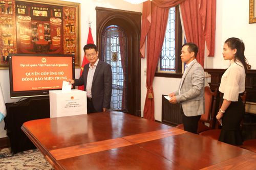 Đại sứ quán Việt Nam ở Argentina quyên góp ủng hộ đồng bào miền Trung