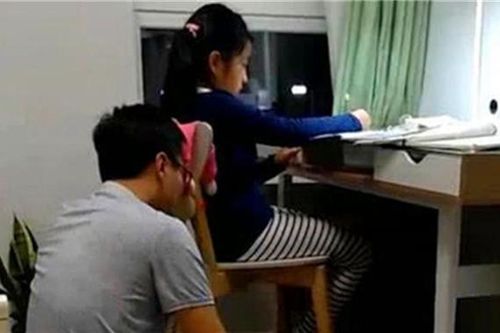 2h sáng, ông bố nhắn tin: 'Cô giáo chưa đi ngủ à?' và câu chuyện phía sau khiến nhiều phụ huynh trăn trở