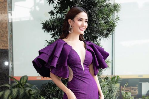Phan Thị Mơ diện váy xẻ sâu tận rốn, đọ sắc với Minh Tú - Huyền My