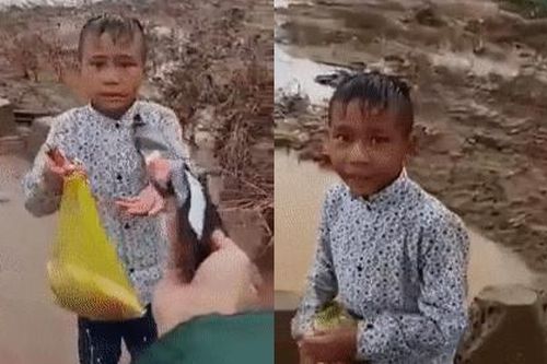 Clip: Cậu bé vùng lũ Quảng Trị đi chân đất, nở nụ cười tươi lễ phép cảm ơn khi nhận quà từ đoàn từ thiện