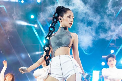 Chi Pu hóa 'cơ trưởng' mang cả tàu bay lên sân khấu, visual 'bùng nổ' khiến fan mê mẩn không thôi