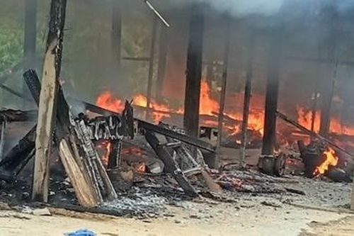 Cháy nhà lúc bố mẹ đi vắng, 2 chị em ruột tử vong thương tâm