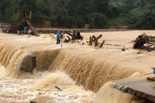 Người đàn ông lao mình xuống dòng nước cứu sống 3 người suýt bị lũ cuốn trôi