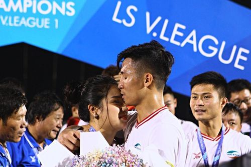 Cầu thủ Bùi Tiến Dũng bất ngờ cầu hôn bạn gái sau khi giành chức vô địch V.League