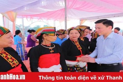 Đồng chí Bí thư Tỉnh ủy Đỗ Trọng Hưng chung vui Ngày hội Đại đoàn kết toàn dân tộc tại thôn Thanh Trung