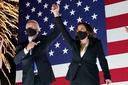 Cộng đồng mạng thích thú với clip 8 giây 'phó tướng' Kamala Harris chúc mừng Tổng thống Joe Biden