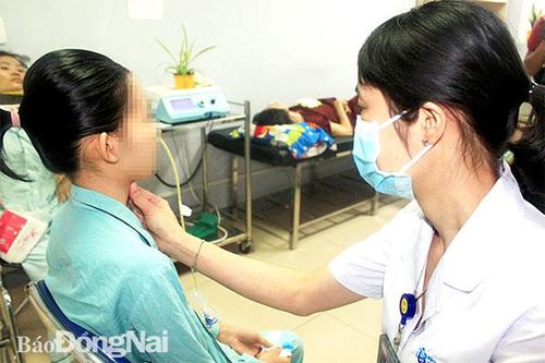Hợp sức cứu bệnh nhân ngộ độc pate Minh Chay