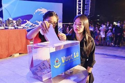 Gần 400 triệu đồng được quyên góp từ chương trình nghệ thuật 'Vượt Lũ - Chung tay xây lại mái ấm miền Trung'