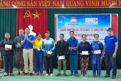Gần 1 tỉ đồng hỗ trợ người dân vùng lũ lụt và trao học bổng cho sinh viên nghèo hiếu học