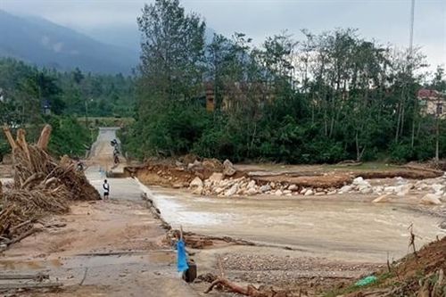 Dũng cảm lao xuống dòng nước lũ cứu sống 3 người bị nước cuốn trôi