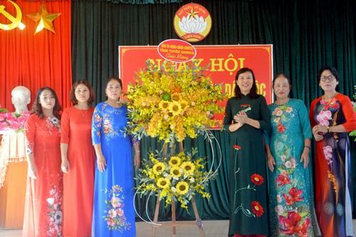 Đồng chí Phó Chủ tịch HĐND tỉnh Phạm Thị Minh Xuân dự Ngày hội Đại đoàn kết tại xã Thắng Quân