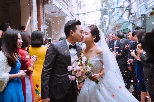 Vui buồn chuyện mùa cưới