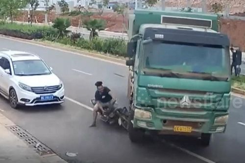 May mắn thoát chết sau khi phi cả người lẫn xe vào gầm ô tô tải