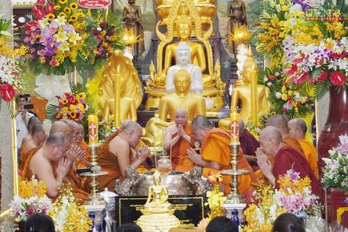 Lễ dâng y Kathina tại chùa Phổ Minh