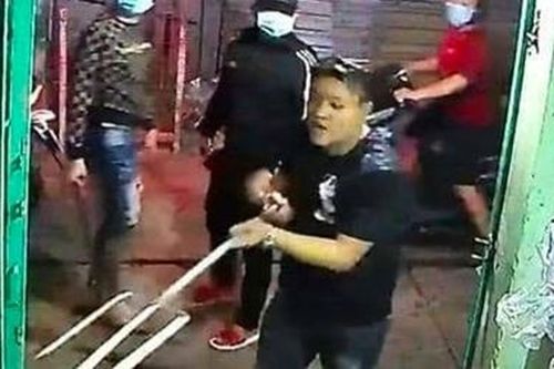 Người đàn ông bị truy sát bằng cây ba chỉa và mã tấu