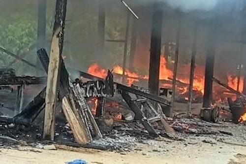 Bố mẹ đi vắng, 2 chị em ruột tử vong trong ngôi nhà bốc cháy