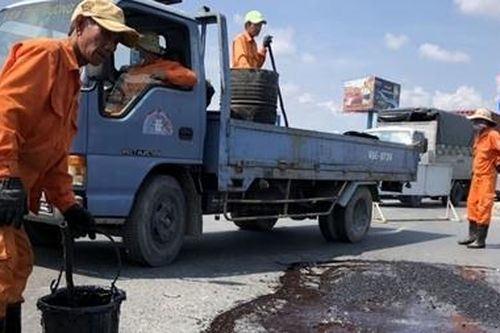 Cần Thơ vá 'ổ gà' sau vụ hai bà cháu tử vong trên cầu Hưng Lợi