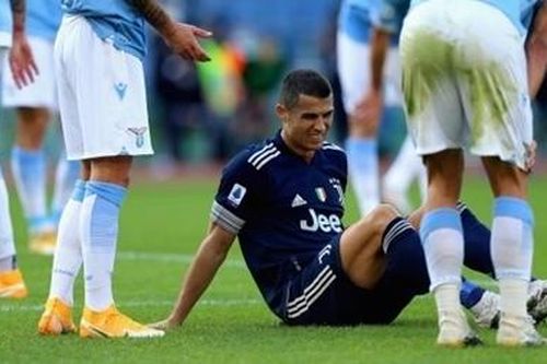 Ronaldo dính chấn thương mắt cá chân