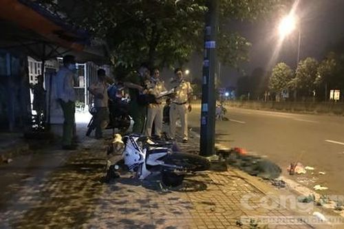 Xe máy lao lên vỉa hè tông cột đèn ở Sài Gòn, nhân viên ngân hàng tử vong
