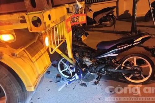 Exciter chui vào đuôi container, thiếu niên 16 tuổi tử nạn